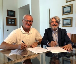 El presidente Massimo Ferrero (d) firma con el técnico su contrato.