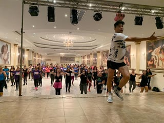 Más de 250 personas gozaron con pasos de baile muy bien coordinados a lo largo de dos horas. (ARCHIVO)