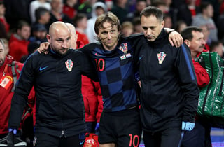 Luka Modric salió de cambio al minuto 90 debido a una lesión casi al finalizar el parido entre Gales y Croacia. (AP)