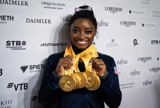 La estadounidense rompió el récord, convirtiéndose en la gimnasta con más medallas de oro en los Mundiales. (EFE)
