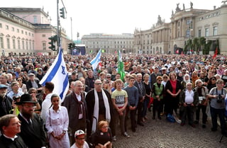 Miles se congregaron en Berlín para repudiar el ataque antisemita del pasado miércoles en Halle, que dejó dos muertos. (EFE)
