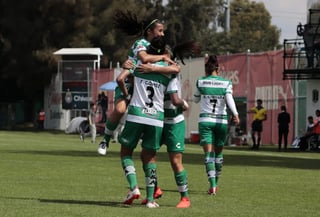 Las Guerreras sacaron un valioso triunfo 3-2 en su visita a las Chivas; Estela Gómez fue la figura del partido, con tres goles. (SANTOS) 