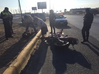 Paramédicos de la Cruz Roja acudieron al lugar para atender al motociclista lesionado y trasladarlo a un hospital.