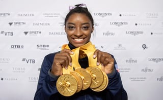 Simone Biles posa con las cinco medallas de oro que ganó en el Campeonato Mundial de Stuttgart, Alemania. (AP)