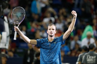 Daniil Medvedev ganó su cuarto título del año tras imponerse en la final del Masters 1,000 de Shanghái 6-4, 6-1 a Alexander Zverev. (AP) 