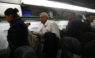 El presidente Andrés Manuel López Obrador y Raúl Salinas de Gortari, hermano del expresidente Carlos Salinas, coincidieron en dos ocasiones durante el vuelo 0175 de Aeroméxico que cubría la Ruta Tijuana-México. (ESPECIAL)