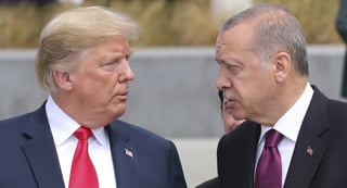 El Gobierno de Estados Unidos cumplió ayer sus amenazas a Turquía sobre las consecuencias de su incursión en el norte de Siria, al sancionar a tres ministros del Ejecutivo del presidente Recep Tayyip Erdogan. (AP) 