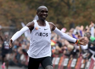 Eliud Kipchoge se convirtió el sábado en el primer ser humano que termina un maratón en menos de dos horas. (AP) 