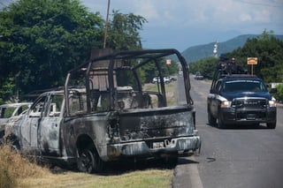 Ayer lunes se filtraron en redes sociales algunas imágenes de los vehículos incendiados y audios del ataque que sufrieron elementos de la Policía de Michoacán, en el municipio de Aguililla, en donde murieron 13 uniformados. (AP)