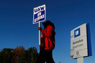 La huelga en la automotriz estadunidense General Motors (GM) cumple hoy un mes de haber iniciado, en medio de señales de que podría darse una salida para alcanzar un acuerdo. (AP)