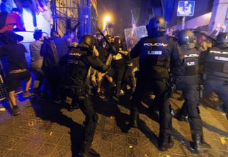 Las fuerzas de la policía regional de Cataluña cargaron este martes contra grupos independentistas. (EFE)