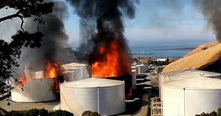 Medios locales señalaron que el humo y las llamas del incendio podían verse a varios kilómetros del este y el norte del área de la Bahía de San Francisco. (ESPECIAL)