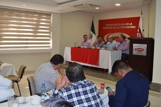 El presidente de la CMIC Laguna, José Ramón Mata Bolívar informó que se ha tenido una apertura total con la SCT a nivel nacional y sobre todo con las direcciones en Coahuila y Durango. (EL SIGLO DE TORREÓN)

