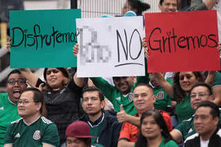 Aficionados de la Selección incitan a no realizar el polémico grito; aun así algunos fanáticos fueron expulsados del Estadio Azteca. (NOTIMEX) 
