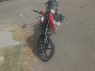 El joven lesionado viajaba a bordo de una motocicleta Italika de color rojo cuando ocurrió el accidente. (EL SIGLO DE TORREÓN)