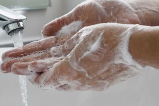 Mediante el lavado de manos se elimina gran parte de los patógenos perjudiciales para la salud. (ARCHIVO)