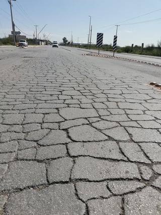 Se deshace. El pavimento de la carretera La Partida-La Unión requiere de una pronta atención debido a que poco a poco se ha ido dañando. 