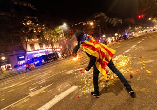 El Gobierno de España señaló que en casi todas las últimas manifestaciones en Cataluña se reportaron “grupos violentos coordinados” que generaron disturbios. (ARCHIVO)