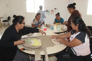 El Instituto Municipal de la Mujer en San Pedro implementó un taller de manualidades navideñas hacia el emprendedurismo. (EL SIGLO DE TORREÓN / BEATRIZ A. SILVA)