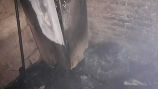 Incendian casa de hombre con él dentro; bomberos lograron rescatarlo con vida, pero con múltiples quemaduras. (EL SIGLO DE TORREÓN)