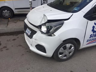 Este accidente se registró hoy por la mañana en el cruce de la avenida Francisco Villa y la calle Mártires, en la colonia Tierra Blanca de Gómez Palacio. (EL SIGLO DE TORREÓN)

