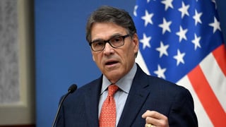 Perry, quién ha estado en el puesto desde marzo de 2017 se encuentra bajo el escrutinio público luego de verse envuelto en el escándalo que recae sobre el mandatario republicano Donald Trump. (ESPECIAL)