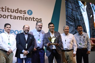En el marco del Simposium de Seguridad Minera, el exfutbolista Oswaldo Sánchez junto a Fernando Alanìs Director General de Industrias Peñoles y miembros de la empresa. (GERARDO HERNÁNDEZ)