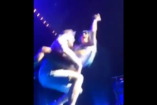 Lady Gaga sufrió una aparatosa caída en pleno concierto en Las Vegas, mientras bailaba con un fan a quien había invitado al escenario y con el que se fue de bruces. (ESPECIAL)