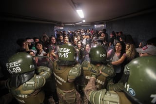 La imagen se repite en varios puntos de la capital chilena, con destrozos en el mobiliario externo de las estaciones de metro y enfrentamientos con la Policía. (EFE)