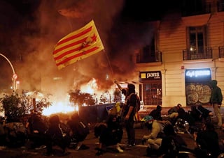 Unas 525,000 personas, según la Policía local, se congregaron en el centro de la capital catalana y protestaron de forma pacífica, después de llegar a pie en cinco marchas desde distintos puntos de esa región española que acabaron este viernes en Barcelona. (EFE)