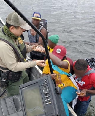 El grupo de cuatro adultos y dos infantes menores a un año, intentó cruzar el Río Grande cerca del puerto de entrada a Del Río. (EL SIGLO COAHUILA)