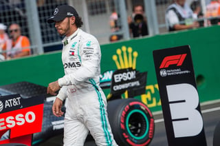 Lewis Hamilton intentará coronarse por tercera ocasión al finalizar la carrera del Gran Premio de México. (ARCHIVO) 