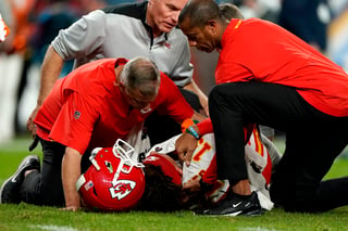 El mariscal de campo Patrick Mahomes se lesionó en el partido del jueves ante Broncos de Denver. (AP) 
