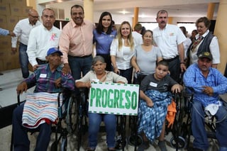 Marcela Gorgón, presidenta honoraria del DIF estatal, entregó 70 sillas de ruedas a personas con alguna discapacidad.
