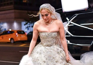 Jennifer Lopez ha mostrado que si hay alguien que sabe cómo llevar un vestido sin importar la ocasión, es ella y, prueba de ello, es su sorprendente vestido de novia que utilizó en el rodaje de una película. (INSTAGRAM)