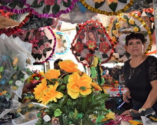 'Cuquita', quien tiene un negocio de arreglos florales, dice que ya hay un alza en las ventas. (EL SIGLO DE TORREÓN)