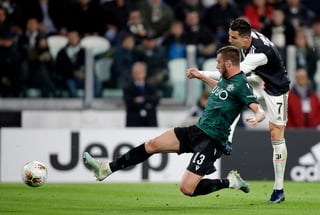 Dispara Cristiano Ronaldo para marcar el primer tanto del partido, en el que la Juve venció 2-1 al Bologna.