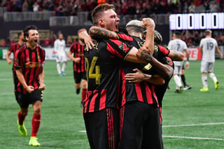 Jugadores del Atlanta United celebran luego del gol de Franco Escobar, en la victoria 1-0 sobre Nueva Inglaterra.