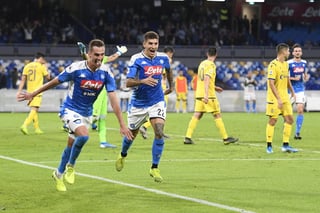 Arkadiusz Milik festeja tras anotar uno de los dos goles en el duelo de la jornada ocho de la Serie A italiana ante los de Verona.