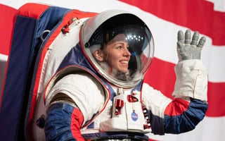 La NASA presentó al mundo los prototipo de sus nuevos trajes espaciales para la misión de su próximo Programa Artemisa, con el que Estados Unidos planea regresar a la Luna en 2024 con una mujer al mando. (ESPECIAL)