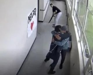 VIDEO: Entrenador desarma y abraza a un estudiante que pretendía suicidarse