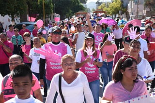 Más de mil laguneros y laguneras participaron en la caravana-desfile “Píntale contra el cáncer”, que recorrió hoy la ciudad, desde el bulevar Miguel Alemán hasta la Presidencia Municipal. (ARCHIVO)