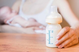 La leche materna, explicó el organismo, contiene más de 80 por ciento de agua, especialmente la primera leche que el o la bebé consume en cada ocasión. (ESPECIAL)