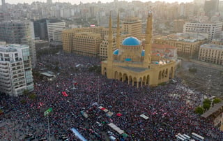 Libaneses protestan contra la corrupción y la mala gestión del Gobierno, que habría alcanzado un acuerdo para imponer reformas. (EFE)