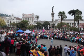 Cientos de personas participaron en una caminata por la paz que llegó este domingo hasta la Plaza de la Independencia, en Quito. (EFE)