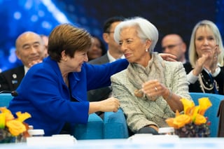 Kristalina Georgieva, directora gerente del Fondo Monetario Internacional, junto a Christine Lagarde, exdirectora de la misma institución y ahora directora del Banco Central Europeo. (EFE)