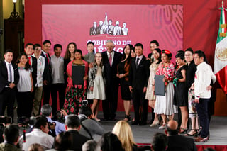 El presidente Andrés Manuel López Obrador con los jóvenes galardonados con el Premio Nacional de la Juventud. (NOTIMEX)