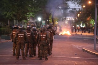 Grupos violentos han radicalizado una protesta social que tuvo el alza del precio del metro de Santiago como detonante y que derivó en violentas manifestaciones. (EFE)