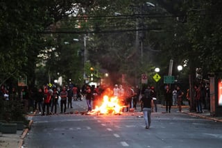 Los chilenos intentan hoy regresan a la calma, tras el violento fin de semana de protestas y actos vandálicos, que cobraron la vida de ocho personas. (ARCHIVO)