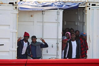 La embarcación de rescate humanitario “Ocean Viking”, envió una solicitud a las autoridades de Italia y Malta para poder desembarcar a 104 migrantes y refugiados. (ARCHIVO)